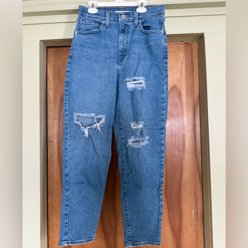 Levi’s Ripped Classic Mom Jean